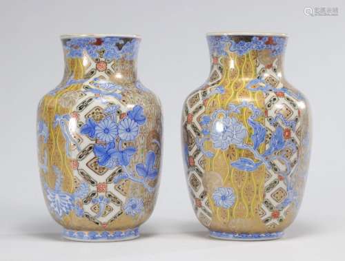 Paire de vases en porcelaine du Japon d\'époque Meiji (明治時...