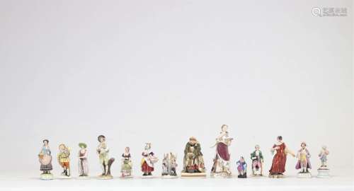 Lot (15) figurines en porcelaine miniature\nPoids: 500 g\nLi...