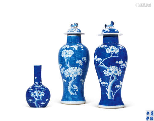 清 青花冰梅纹瓶 一组3件
Qing Dynasty
A GROUP OF THREE BLUE A...