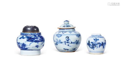 明 青花小件 一组3件
Ming Dynasty
A GROUP OF THREE SMALL BLUE...