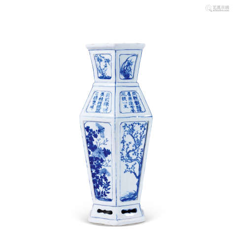 清中期 青花山水诗文六棱瓶
Middle Qing Dynasty
BLUE AND WHITE...