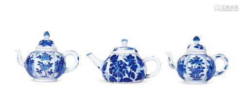 清康熙 青花茶壶3把
Kangxi Period, Qing Dynasty
THREE BLUE AN...