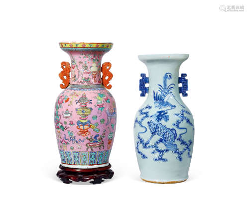 清 粉彩青花瓶 2件
Qing Dynasty
TWO FAMILLE ROSE BLUE AND WHI...