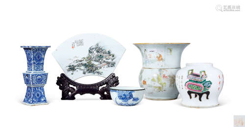 清 粉彩青花瓷器 一组5件
Qing Dynasty
A GROUP OF FIVE FAMILLE...