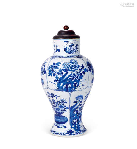 清康熙 青花开窗花蝶纹瓶
Kangxi Period, Qing Dynasty
BLUE AND...