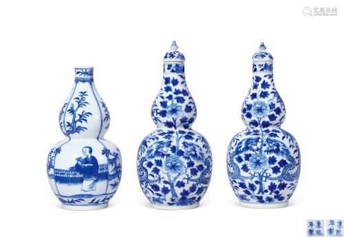 清 青花葫芦瓶 一组3件
Qing Dynasty
A GROUP OF THREE BLUE AND...