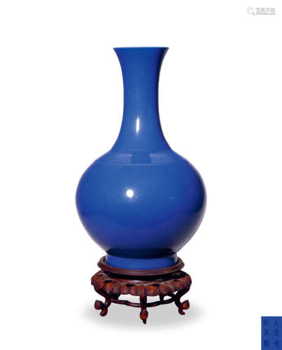 清光绪 蓝釉赏瓶
Guangxu Period, Qing Dynasty
BLUE GLAZED PEA...