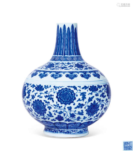 清乾隆 青花缠枝花卉纹赏瓶
Qianlong Period, Qing Dynasty
BLUE...