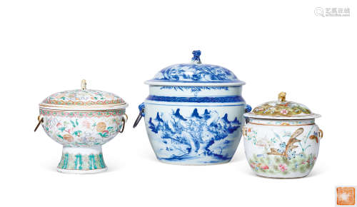 清 青花和粉彩盖盅 一组3个
Qing Dynasty
A GROUP OF THREE BLUE...