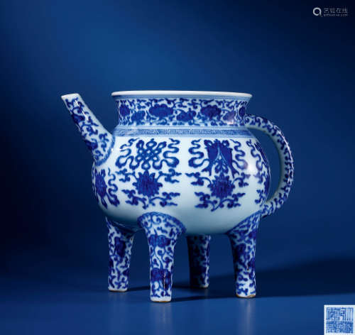 清乾隆 青花莲托八宝纹盉壶
Qianlong Period, Qing Dynasty
BLUE...