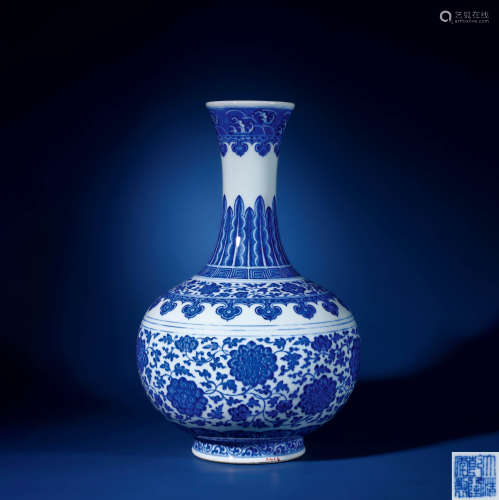 清乾隆 青花缠枝莲纹赏瓶
Qianlong Period, Qing Dynasty
BLUE A...
