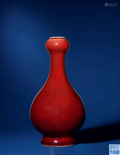 清乾隆 红釉蒜头瓶
Qianlong Period, Qing Dynasty
RED GLAZED G...