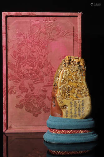 旧藏珍品布盒装纯手工雕刻寿山石印章群兽呈祥