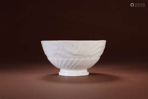 清 德化白釉模印菊瓣纹碗
