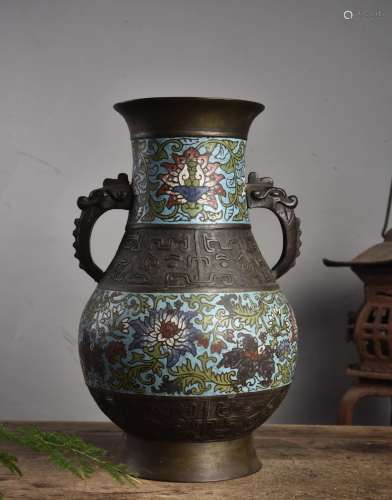 清代中期 景泰蓝铜制双兽耳缠枝花卉纹花瓶