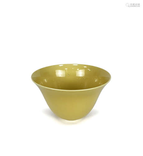 清中期 黄釉仰钟式杯