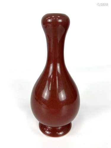 清中期 霁红釉蒜头瓶