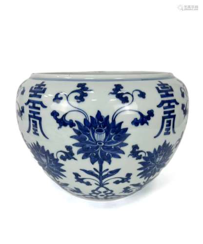 17—18世纪 青花缠枝莲寿字纹钵式缸
