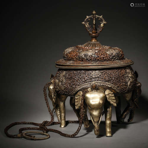 十八世纪 藏传龙凤纹红白铜象足大薰炉