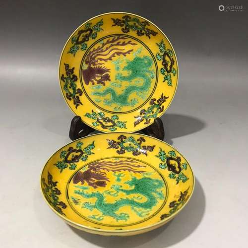 A pair of small three-color dragon and phoenix dishes with y...