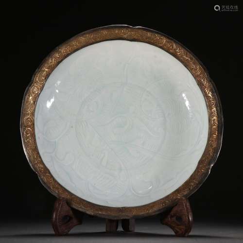 Shadow celadon engraved silver-coated gilt plate