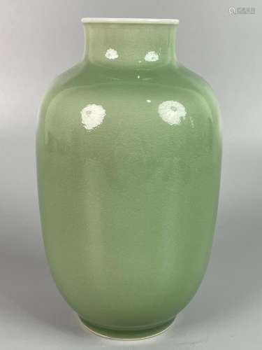 Bean green glaze Guanyin bottle