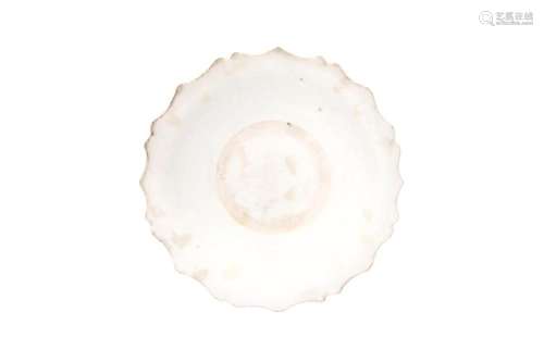 A CHINESE WHITE-GLAZED FOLIATE DISH 宋 白釉葵口盤