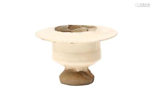 A CHINESE CIZHOU WHITE-GLAZED LAMP STAND OR CENSER 宋或金 磁...