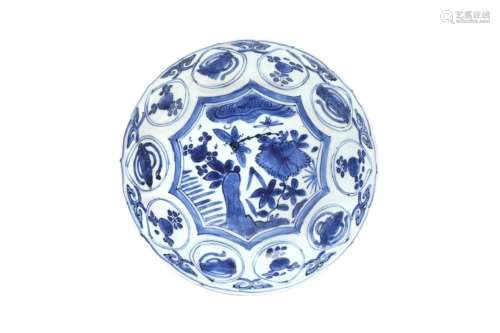 A CHINESE KRAAK BLUE AND WHITE 'DRAGONFLY' DISH 明 克拉克青花...