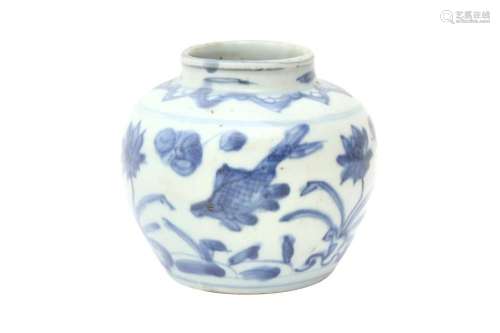 A SMALL CHINESE BLUE AND WHITE 'FISH AND LOTUS' JAR 明 青花蓮...