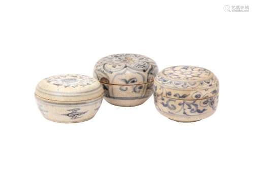 A GROUP OF THREE CHINESE BLUE AND WHITE BOXES AND COVERS 明 ...