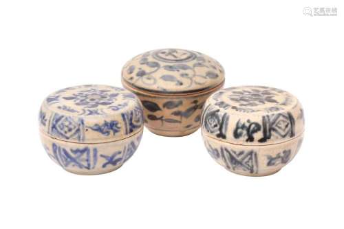 THREE CHINESE BLUE AND WHITE BOXES AND COVERS 明 青花蓋盒一組...