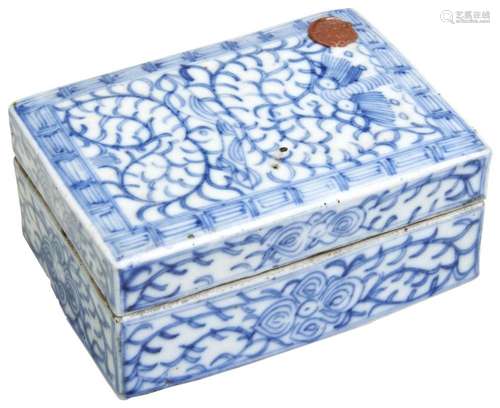 A BLUE AND WHITE BOX QING DYNASTY, 19TH CENTURY decorated wi...