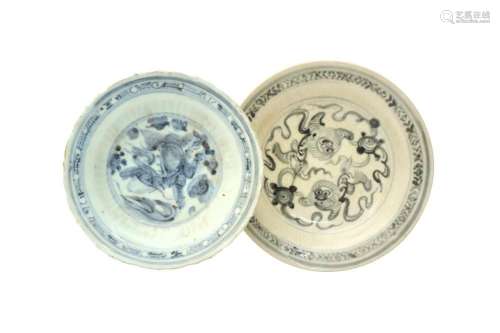 TWO CHINESE BLUE AND WHITE DISHES 明 青花盤一組兩件