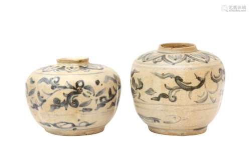 TWO CHINESE BLUE AND WHITE SMALL JARS 明 青花小瓶兩件