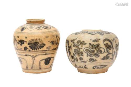 TWO CHINESE BLUE AND WHITE SMALL JARS 明 青花小瓶兩件
