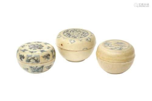 THREE CHINESE BLUE AND WHITE BOXES AND COVERS 明 青花圓蓋盒三...