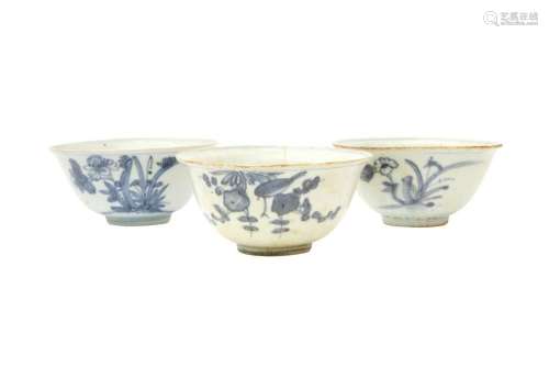 A GROUP OF THREE CHINESE BLUE AND WHITE BOWLS 明 青花盌一組三...