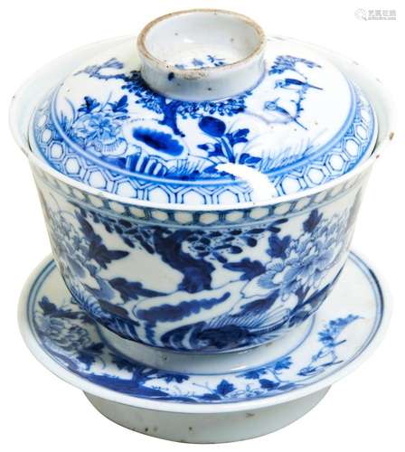 A BLUE AND WHITE \'INSCRIBED\' CUP, COVER AND STAND QING DYN...