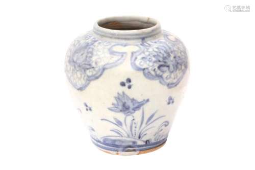 A CHINESE BLUE AND WHITE 'LOTUS' JAR 明 青花蓮紋罐