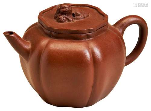 A SMALL YIXING TEAPOT 20TH CENTURY of melon form with a Budd...