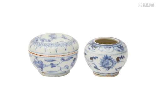 A CHINESE BLUE AND WHITE WATER POT AND A BOX AND COVER 明 青...