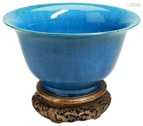 A LARGE CHINESE PORCELAIN TURQUOISE GLAZED DEEP BOWL WITH FL...