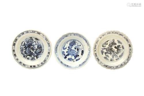 THREE CHINESE BLUE AND WHITE BARBED DISHES 明 青花葵口盤一組...
