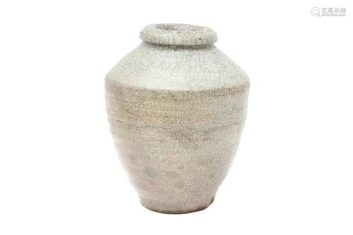 A CHINESE CRACKLE-GLAZED JAR 明 冰裂釉罐