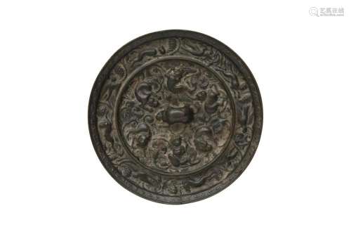 A CHINESE BRONZE 'LIONS AND GRAPES' MIRROR 清十九世紀 獅子葡...