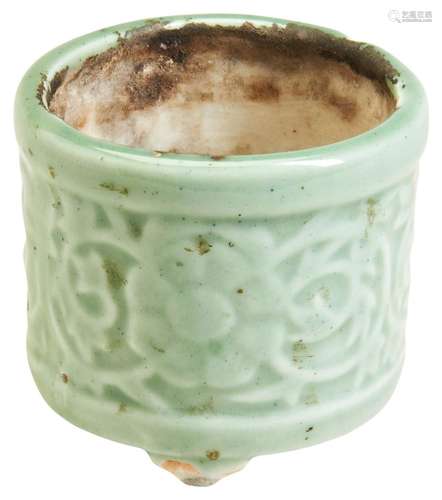 A \'LONGQUAN\' CELADON-GLAZED CENSER QING DYNASTY (1644-1911...