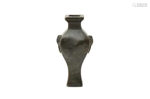 A CHINESE MINIATURE BRONZE BALUSTER VASE 十七或十八世紀 銅鋪...
