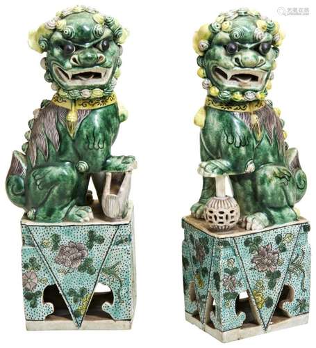 PAIR OF FAMILLE VERTE LIONS  KANGXI PERIOD (1662-1722) model...