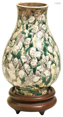 A FAMILLE VERTE \'SCHOLARS\' VASE QING DYNASTY, 19TH CENTURY...